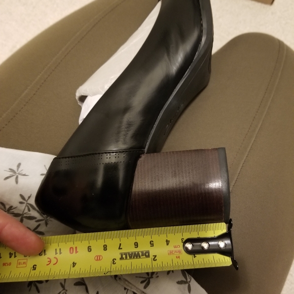 Pair of elegant shoes - Picture 7 of 8